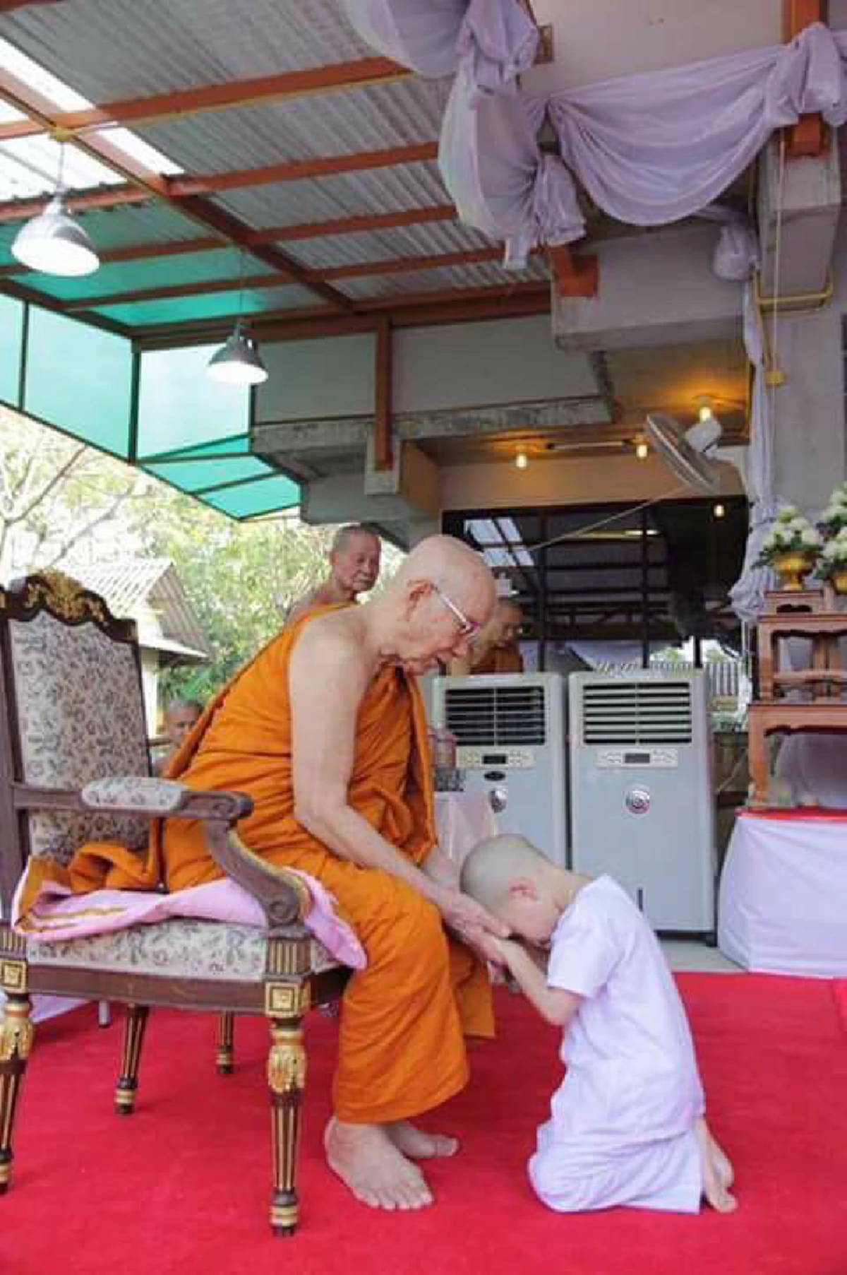 พระเมตตาต่อเณรน้อย!! เมื่อสมเด็จพระสังฆราช ทรงเสร็จจากภารกิจวัดป่ามณีกาญจน์ "สามเณรกร" ตามส่งเสด็จกลับ เกิดภาพสุดประทับใจ!!