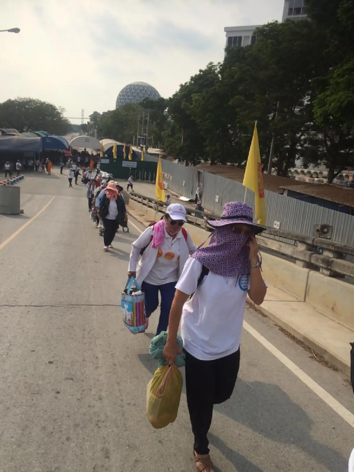 ตึงเครียด !!! ธรรมกายระดมมวลชนขวางประตู 4 บนสะพานแสงตะวัน พร้อมรถปั่นไฟขนาดใหญ่หากถูกตัดไฟคืนนี้