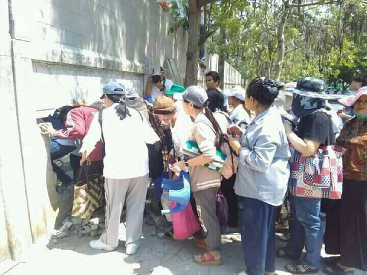 นี่นะหรือกิจของสงฆ์?? "พระธรรมกาย" ยังคงทยอย "กระโดดกำแพง" ลอบเข้าวัดอย่างต่อเนื่อง ช่างกล้าท้าทายคำสั่ง ม.44!!!