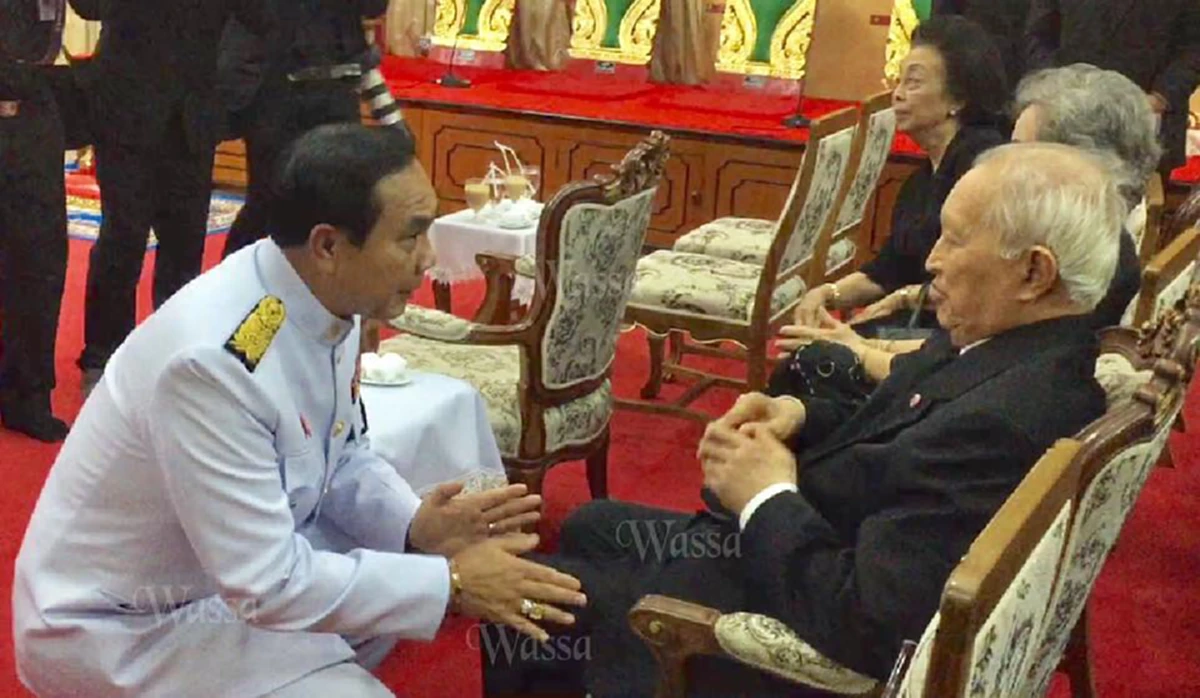 แบบอย่างที่ดี!!! "นายกฯ" นั่งลงด้วยความน้อบน้อม ก้มสวัสดี พญ.สุมมนา ภริยา "พล.อ.อิสระพงศ์" แม่ทัพผู้ล่วงลับ!!!