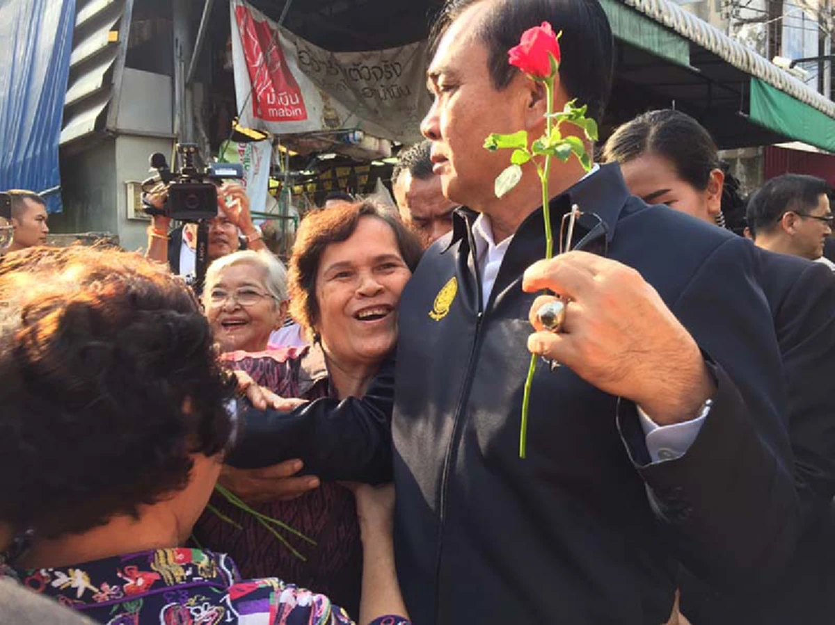\"บิ๊กตู่\" ตะลุย ตลาดพระประแดง พ่อค้า-แม่ค้ารุมให้ดอกไม้พร้อมกำลังใจ เผยอยากให้นายกฯ อยู่อีก 4 ปี