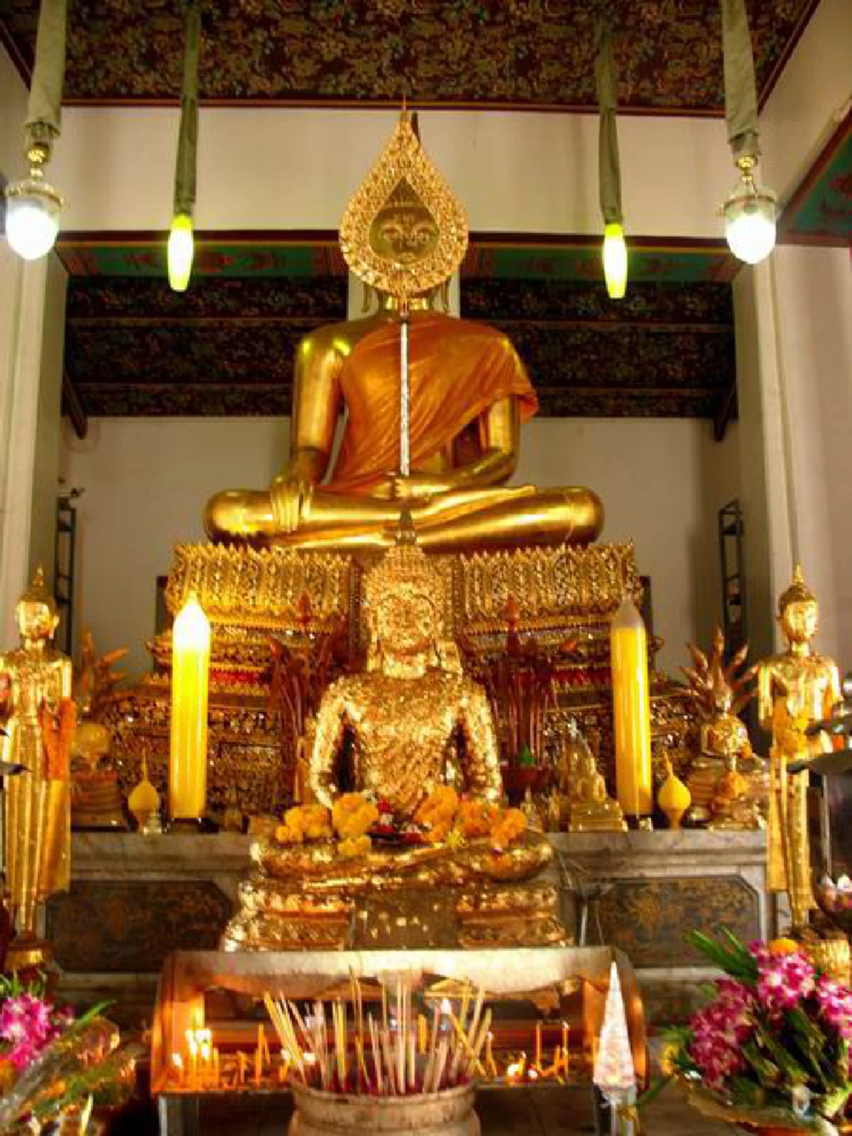 ทำไมพระจึงต้องใช้"ตาลปัตร"บังหน้าในการสวด? เฉลยแหล่งที่มาของคำว่า"ตาลปัตร"