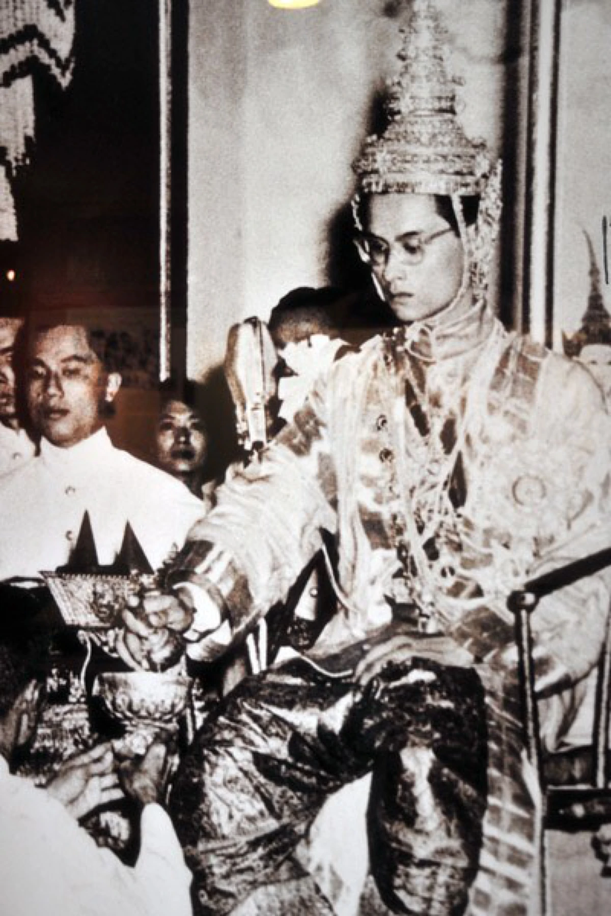 2 ปีอาลัย เผยดวงพระราชสมภพ พ่อหลวง ร.๙ ดั่งปาฏิหาริย์ ธ สถิตเหนือดวง ปกครองไทยทั่วหล้า