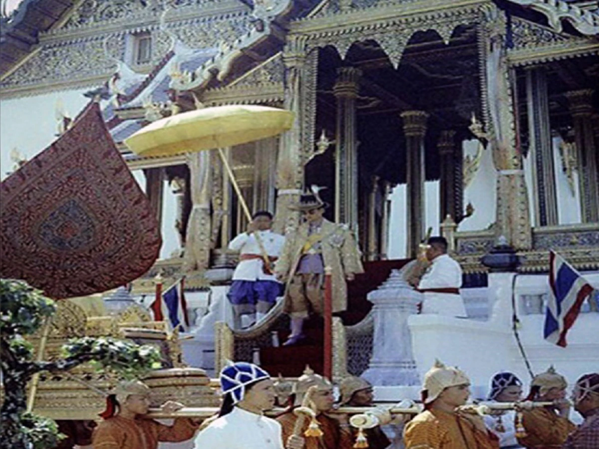 2 ปีอาลัย เผยดวงพระราชสมภพ พ่อหลวง ร.๙ ดั่งปาฏิหาริย์ ธ สถิตเหนือดวง ปกครองไทยทั่วหล้า