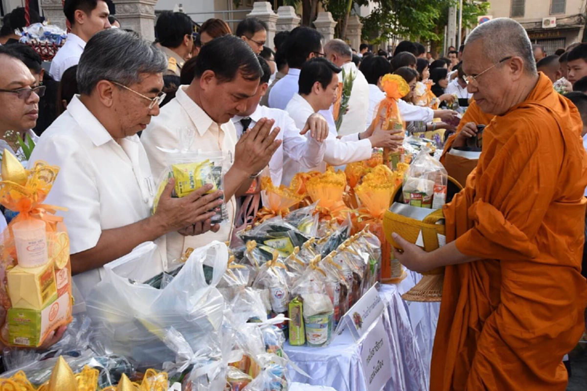 กรมส่งเสริมการปกครองท้องถิ่น  จัดกิจกรรม \"ตักบาตรพระสงฆ์ เพื่อบำเพ็ญกุศลฉลองพระชนมายุ 90 พรรษา สมเด็จพระสังฆราช สกลมหาสังฆปรินายก\"