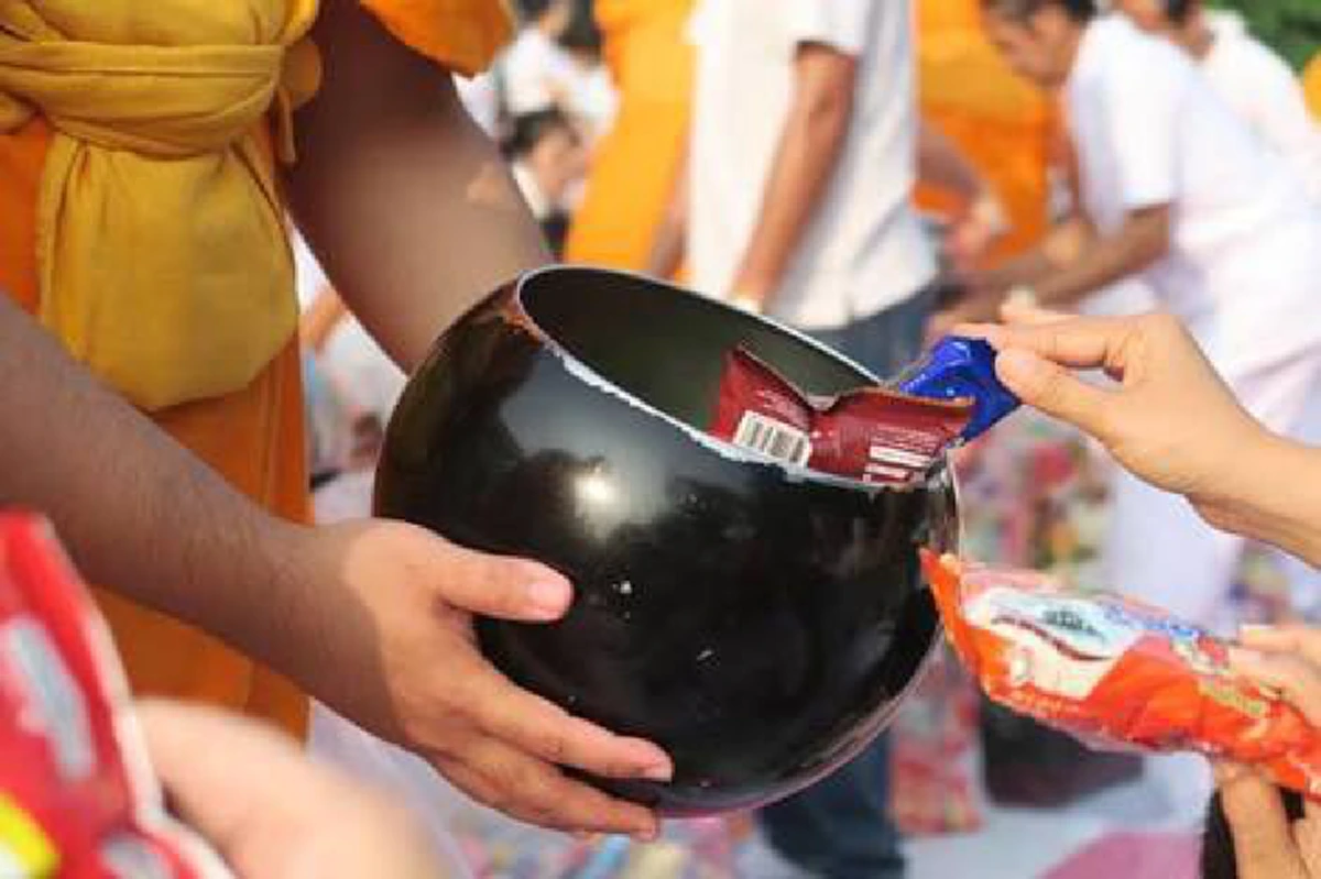 บาปหนักมาก!!ใครไม่รู้รีบอ่านซะ!!”เวลาตักบาตร”ไม่ควรใส่ของ 5 สิ่งนี้เด็ดขาด!!อะไรบ้าง? (อ่านรายละเอียด)