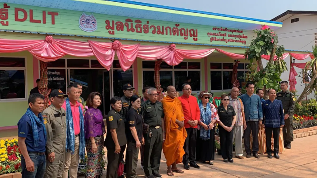 มูลนิธิร่วมกตัญญู มอบอาคารศูนย์การเรียนรู้ DLIT ให้กับโรงเรียนบ้านดงหม้อทอง จังหวัดสกลนคร(คลิป)