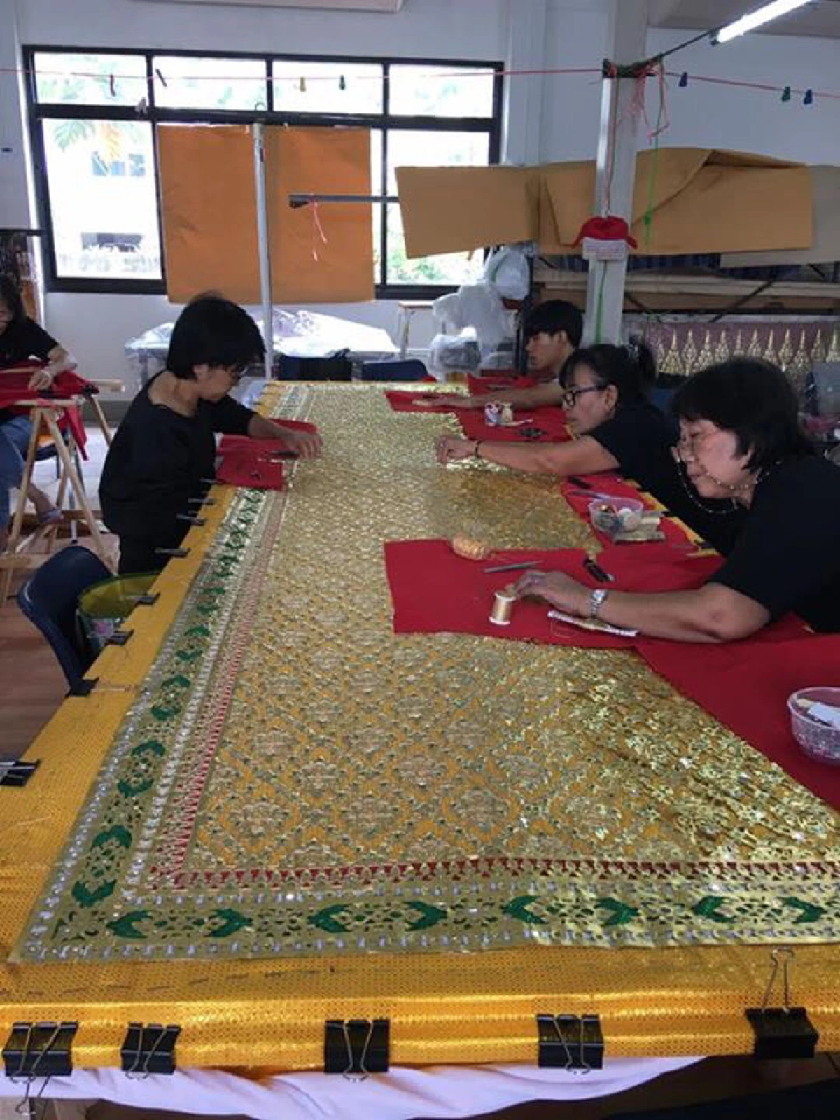 งานประณีตศิลป์ !!!! "ทองแผ่นลวด"  ส่งผ่านด้วยหัวใจแห่งความจงรักภักดี ด้วยฝีมืออันประณีต เพื่อ "ในหลวงรัชกาลที่9"