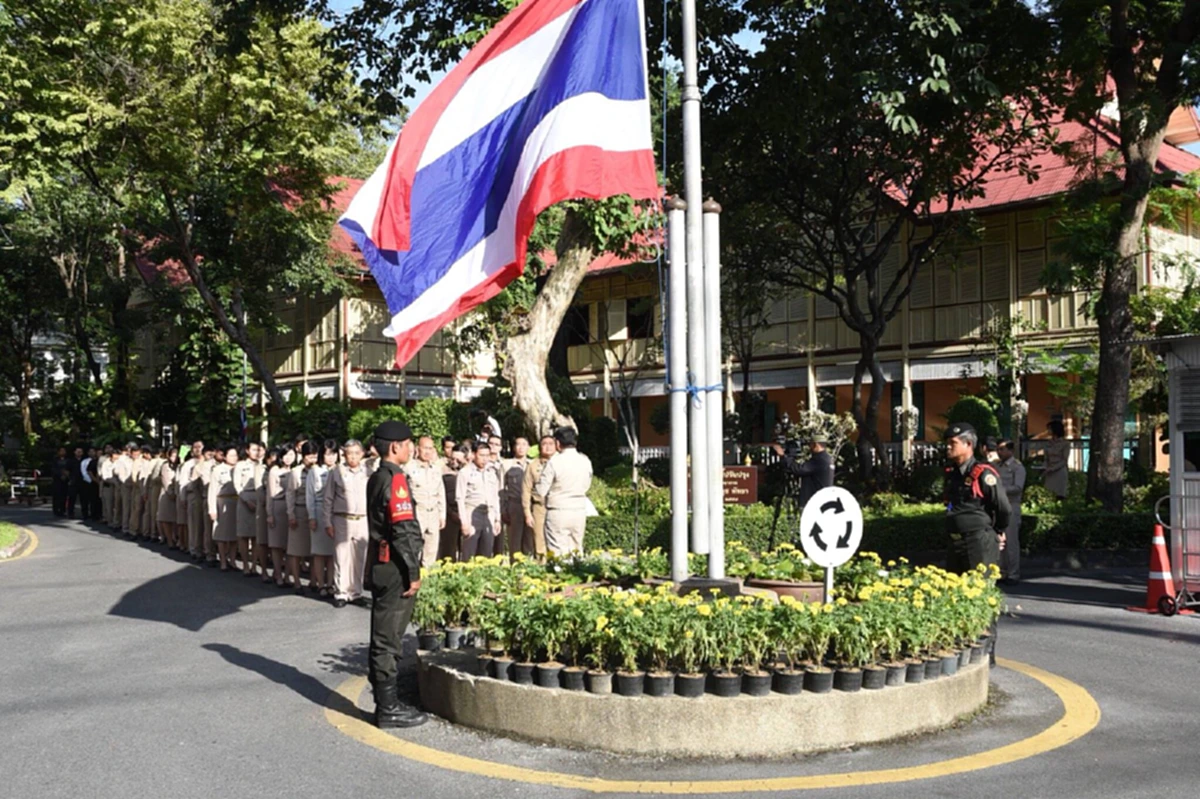 อธิบดีกรมส่งเสริมปกครองท้องถิ่น นำ ข้าราชการและผู้บริหารเชิญธงชาติไทยสู่ยอดเสา เนื่องในโอกาส " วันพระราชทานธงชาติไทย " 28 กันยายน 2560
