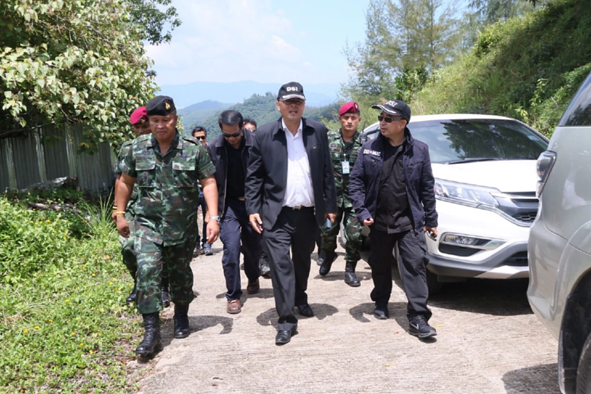 ค้นทุกตารางนิ้ว !?!?  "ดีเอสไอ" บุกคฤหาสน์ บนเขาพังงา ...สุดอลังกาล แถมทำผิดบุกป่าสงวน เจ้าหน้าที่ไปอยู่ที่ไหน ( รายละเอียด)