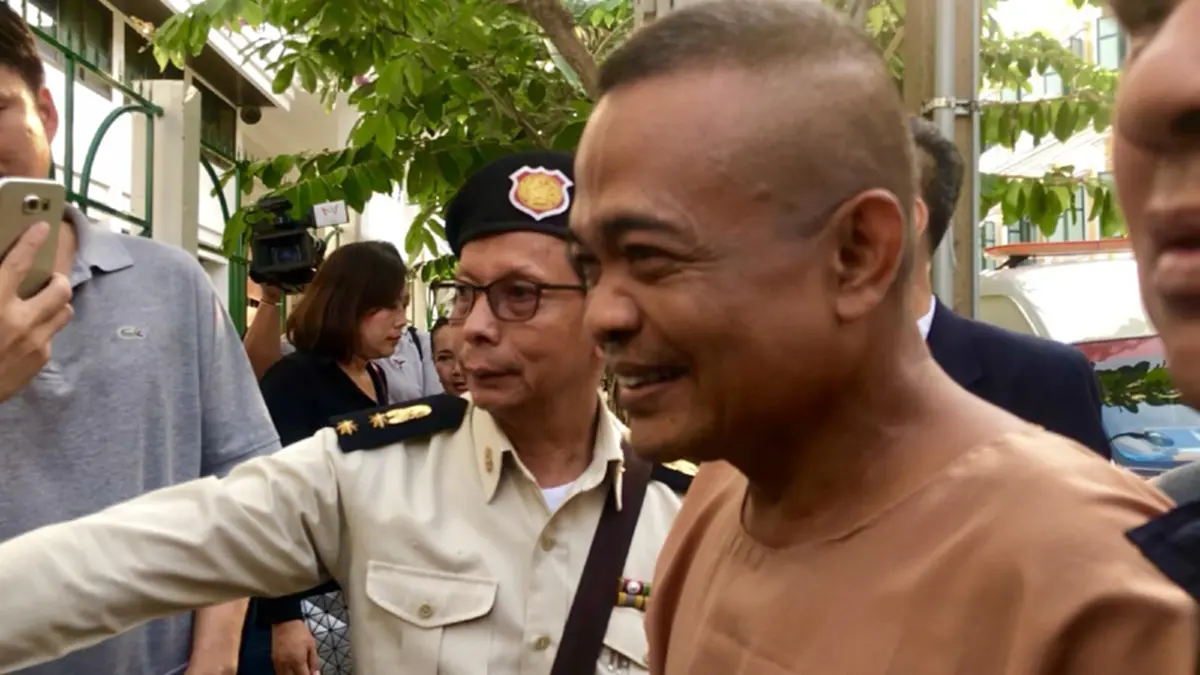 จตุพรซูบผอม !!! 19 แกนนำนปช.พร้อมหน้า ขึ้นศาลทหารคดีเปิดศูนย์ปราบโกงประชามติ (มีคลิป)