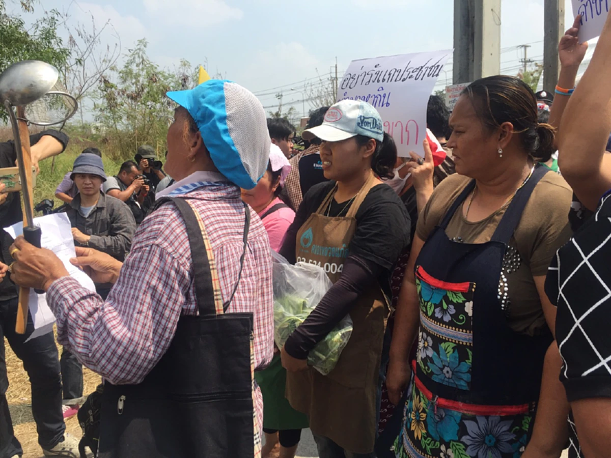 ด่วนที่สุด!! เกิดเหตุความวุ่นวาย บริเวณทางเข้า ประตู 5-6..หลังเจ้าหน้าที่Dsi เตรียมเข้าค้นวัดธรรมกาย วันที่ 6 (ชมคลิป)