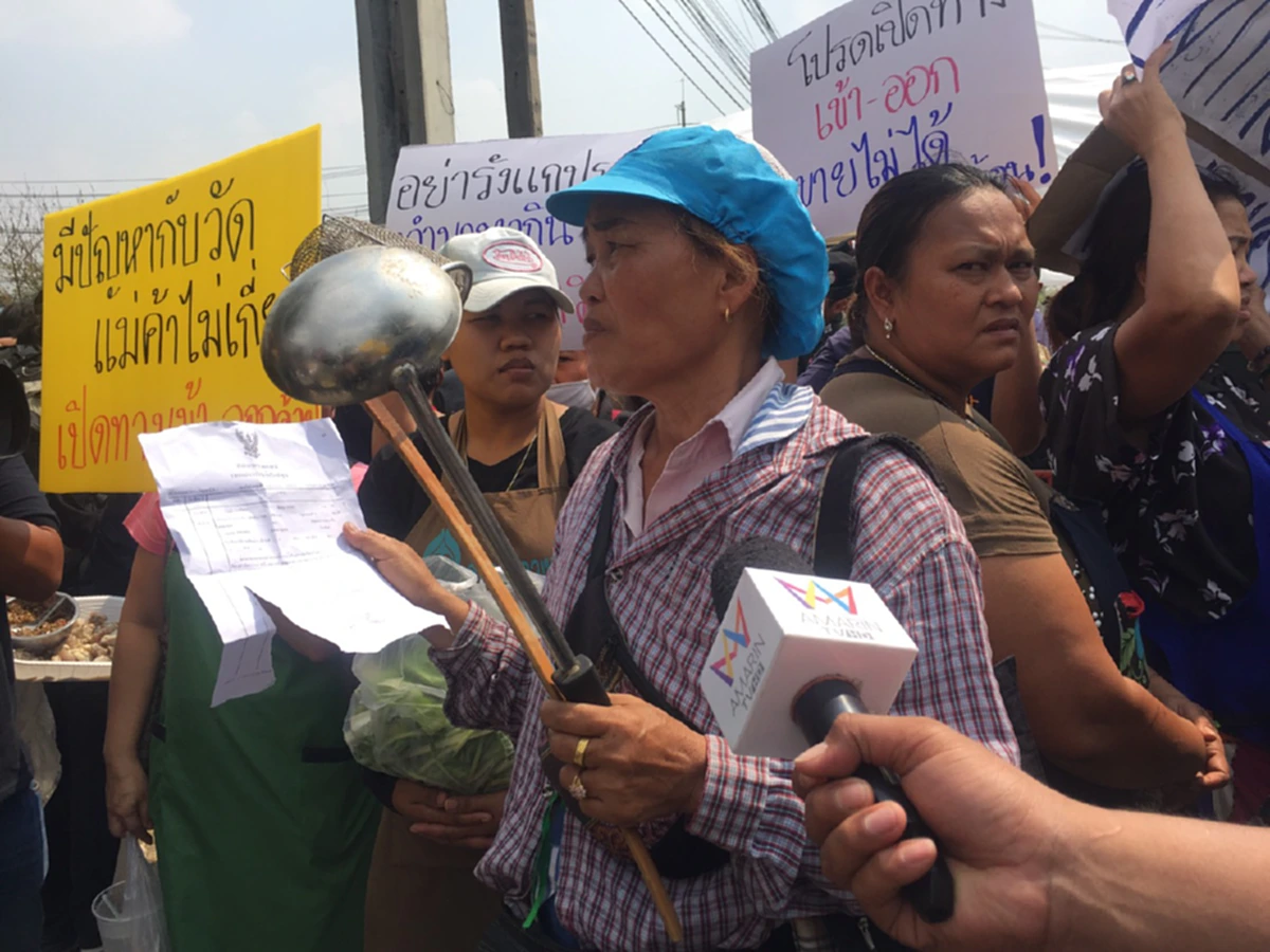 ด่วนที่สุด!! เกิดเหตุความวุ่นวาย บริเวณทางเข้า ประตู 5-6..หลังเจ้าหน้าที่Dsi เตรียมเข้าค้นวัดธรรมกาย วันที่ 6 (ชมคลิป)