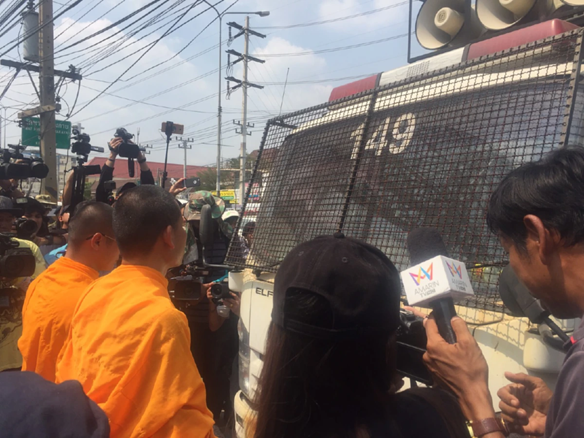 ตาต่อตาฟันต่อฟัน !?!?  "หลวงพี่"ไม่ถอย ยืนขวาง "รถเจ้าหน้าที่" ...เช็คไปเช็คมาอาจเข้าข่ายบุกรุก (ชมภาพชุด)