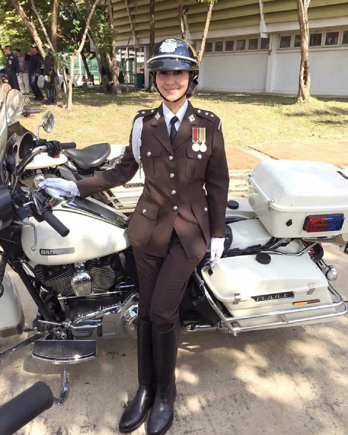เปิดประวัติสุด Exclusive  “ผู้หมวดผึ้ง” ตำรวจนางฟ้า มากความสามารถ หญิงแกร่งในภารกิจทีมจักรยานยนต์เกียรติยศ (รายละเอียด)