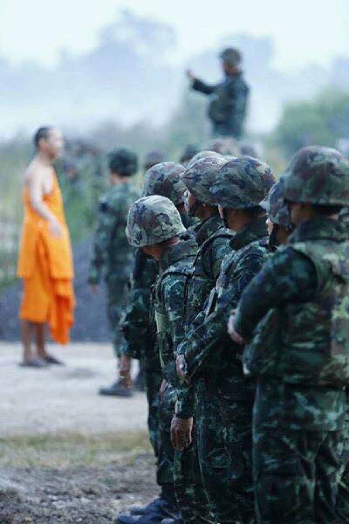 ด่วน!!!  บรรยากาศบริเวณ อาคารบุญรักษา ...ทหารเผชิญหน้าพระสงฆ์ -มวลชนวัดพระธรรมกาย