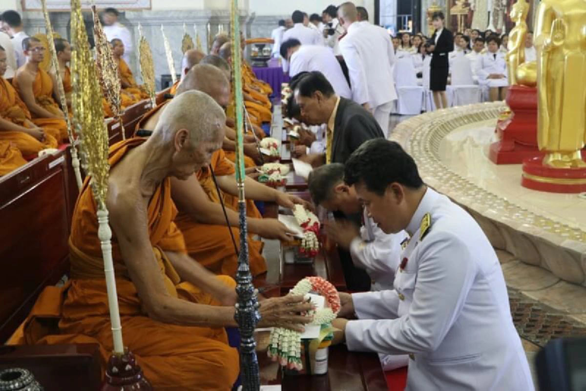 สถ. ถวายผ้าพระกฐินพระราชทาน วัดโสธร ยอดเงินร่วม 3 ล้านบาท