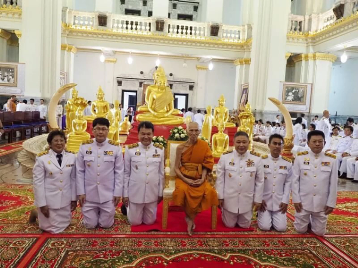 สถ. ถวายผ้าพระกฐินพระราชทาน วัดโสธร ยอดเงินร่วม 3 ล้านบาท