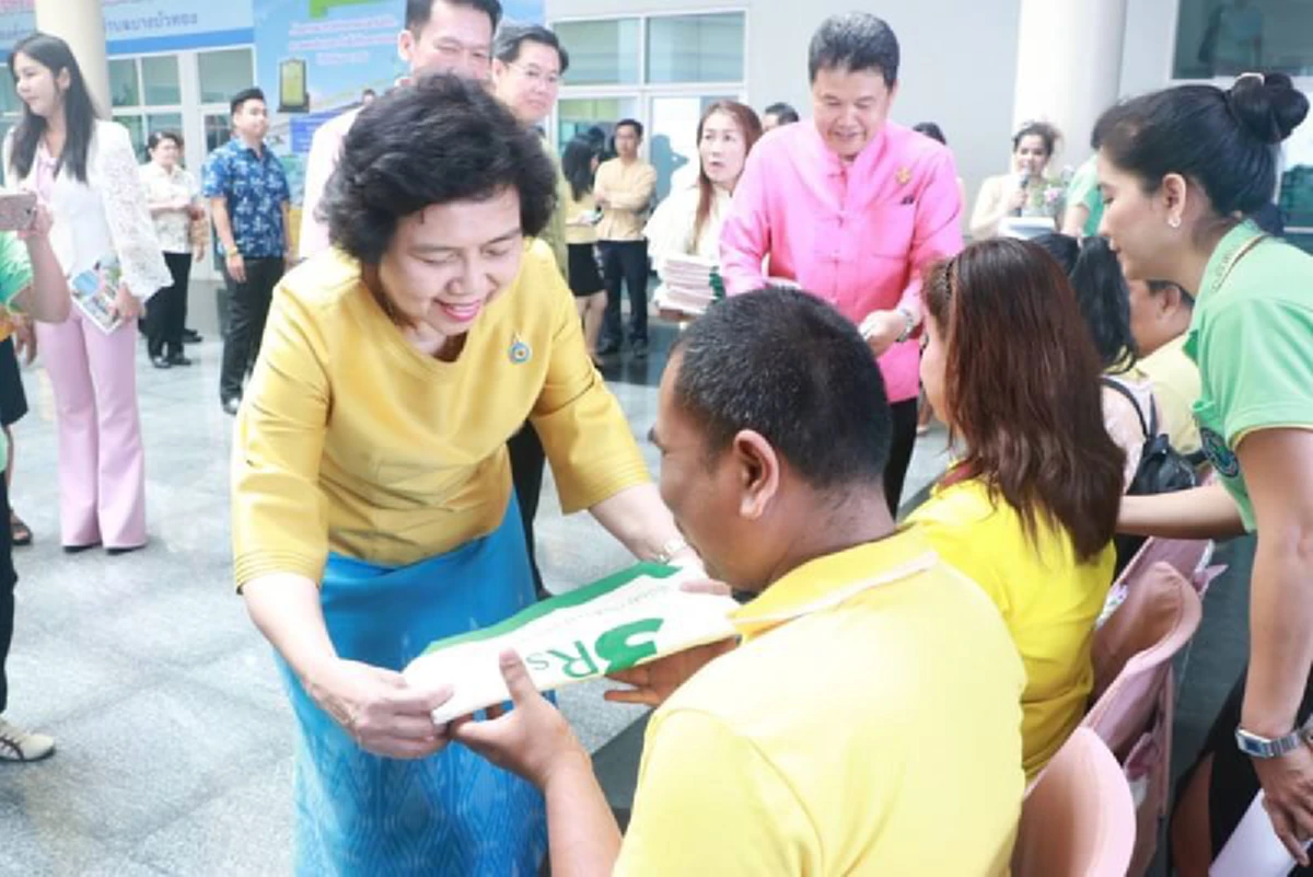 อธิบดี สถ. เปิดธนาคารคัดแยกขยะประกันชีวิต อบต.บางบัวทอง ยกเป็นโมเดลแก้วิกฤติขยะ “เปลี่ยนขยะให้เป็นเป็นหลักประกันของครอบครัว”