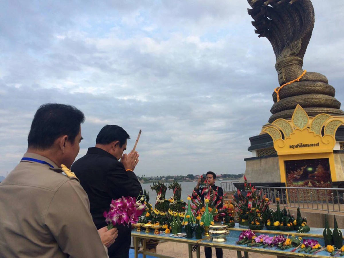 ม่วนซื่่นขนาด!! "บิ๊กตู่"พอใจงานพัฒนาอีสานเดินหน้าแวะสักการะพระธาตุพนม ชมแลนด์มาร์ค พญาศรีสัตตนาคราช ขณะชาวบ้านเล็งทะเบียนรถตู้ไว้เสี่ยงโชค?