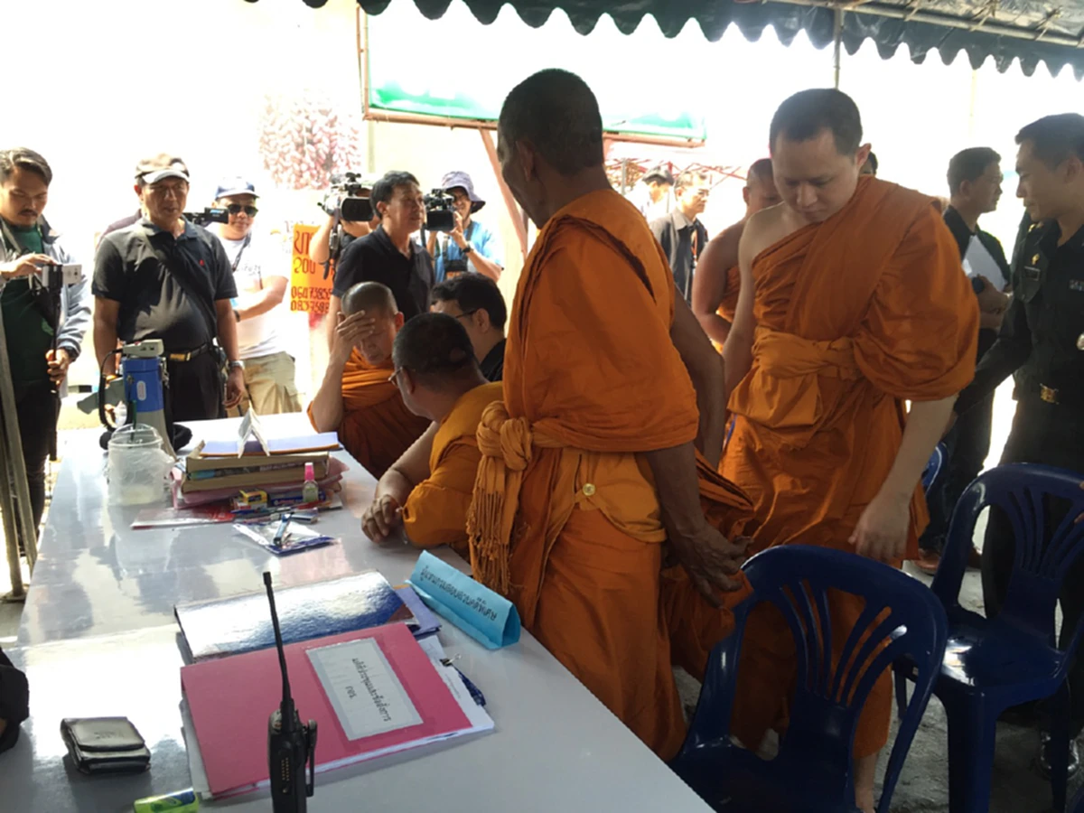 วิกฤตศรัทธาร่วงต่ำสุดๆ!! โพลคนไทยเชื่อท่วมท้นมีพระปลอมแฝงตัวสร้างสถานการณ์ในธรรมกาย ความวุ่นวายต่างๆจากสารพัดคดีเกี่ยวโยงนักการเมือง??