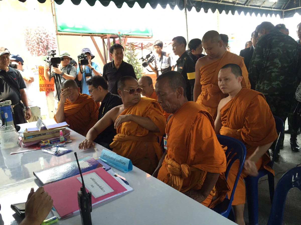 วิกฤตศรัทธาร่วงต่ำสุดๆ!! โพลคนไทยเชื่อท่วมท้นมีพระปลอมแฝงตัวสร้างสถานการณ์ในธรรมกาย ความวุ่นวายต่างๆจากสารพัดคดีเกี่ยวโยงนักการเมือง??