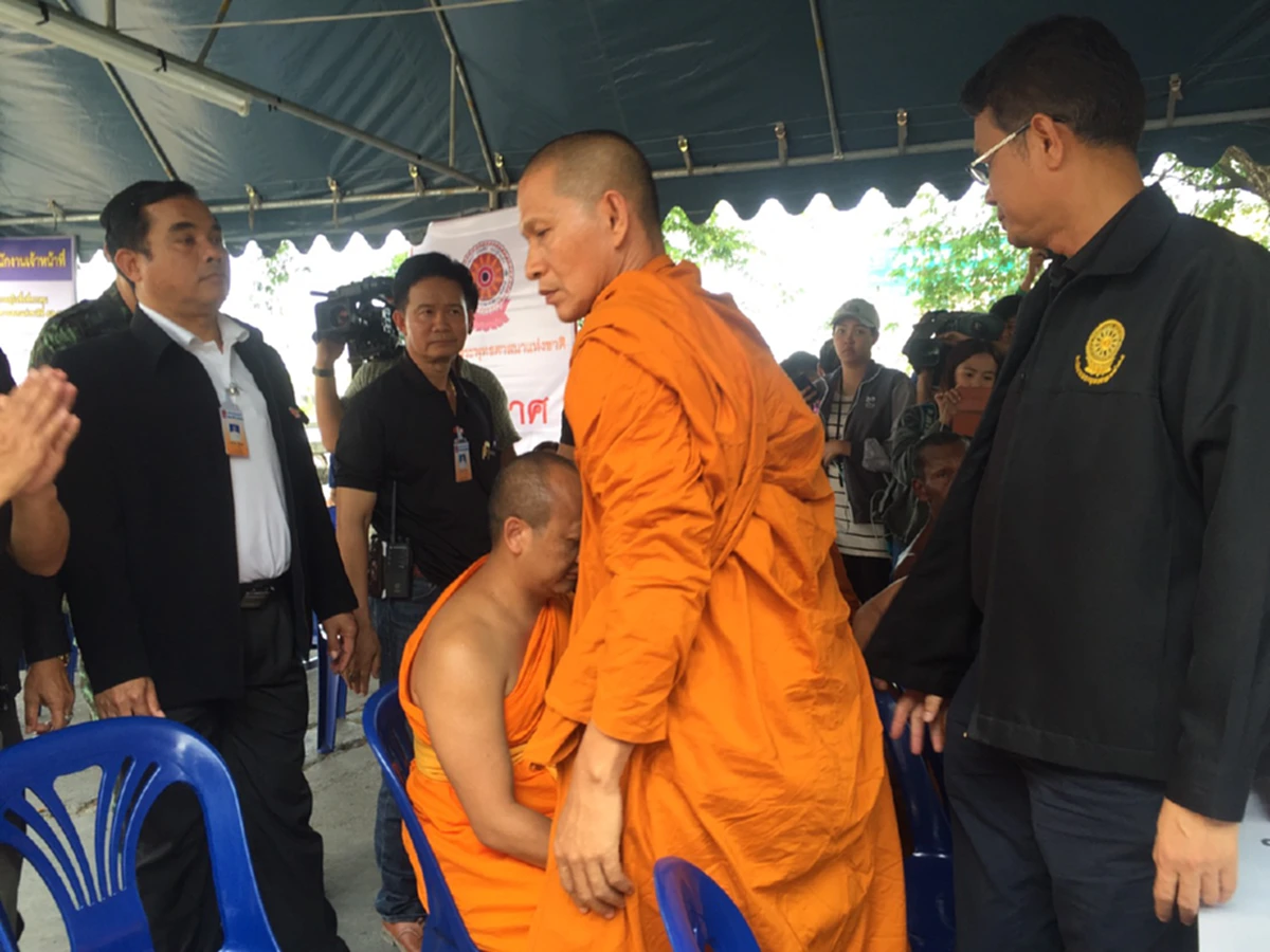 ยืนยันจะไม่ไปไหน !?!? "พระอิสรภาพ"ประกาศกร้าว มวลชนธรรมกายจะยังปักหลักตรงนี้ แบบ"สงบ สติ อหิงสา" (ภาพชุด)