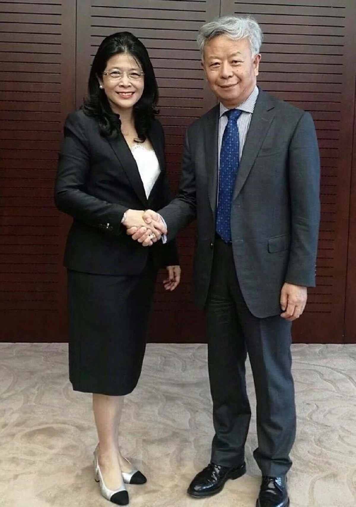 เฉลยแล้ว!!!นักการเมืองหญิงพรรคใหญ่ แล่นขอพบผู้บริหารธนาคารเพื่อการลงทุนจีน ที่แท้ คุณหญิง หน่อย แคนดิเดทคนสำคัญหัวหน้าพรรคพท.