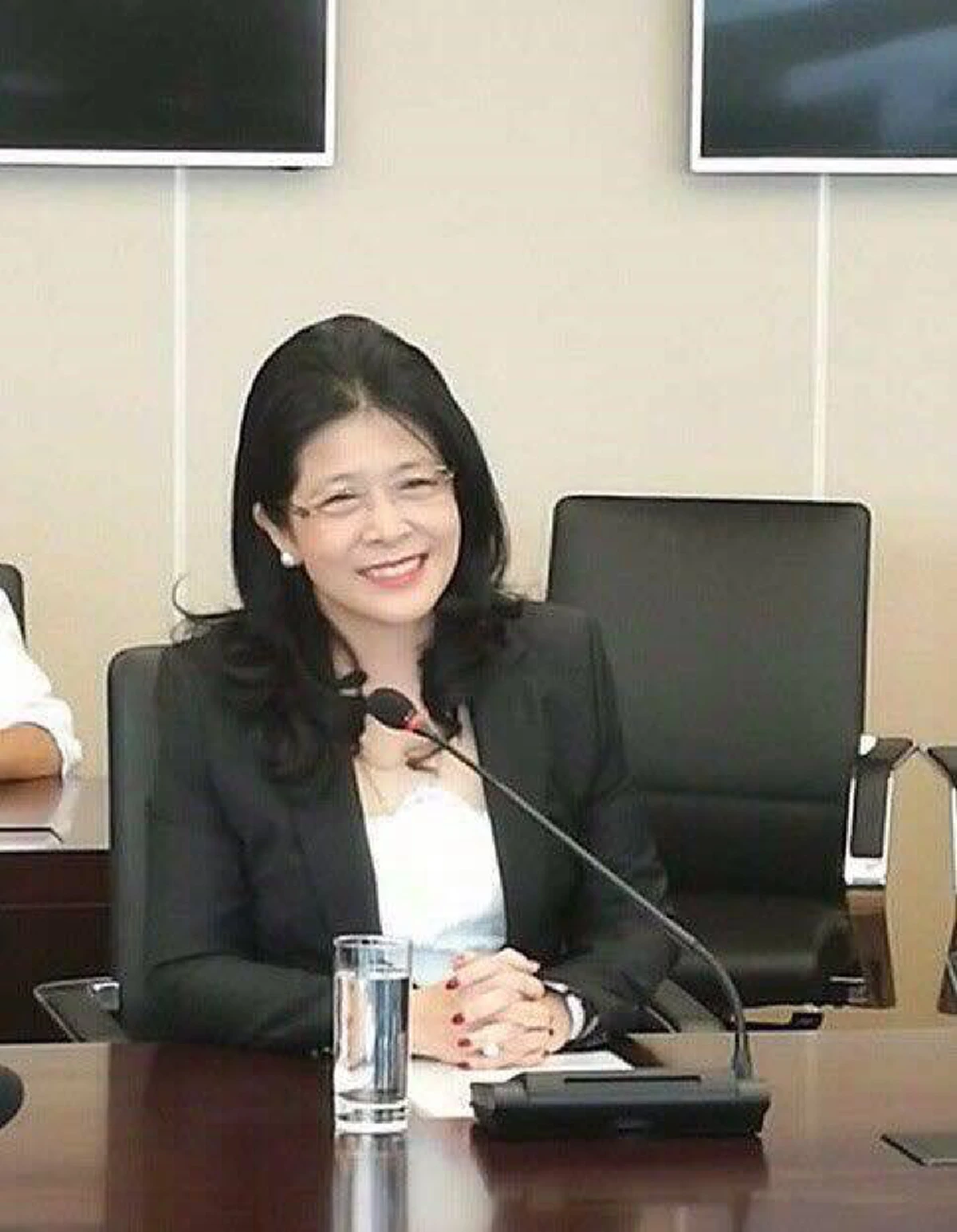 เฉลยแล้ว!!!นักการเมืองหญิงพรรคใหญ่ แล่นขอพบผู้บริหารธนาคารเพื่อการลงทุนจีน ที่แท้ คุณหญิง หน่อย แคนดิเดทคนสำคัญหัวหน้าพรรคพท.