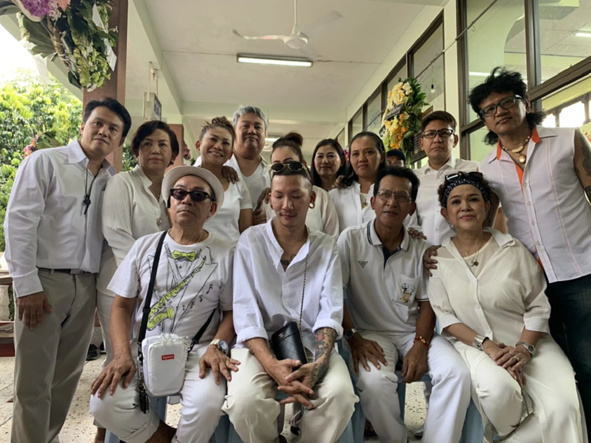 วงการตลก ร่วมใส่เสื้อสีชมพู ไว้อาลัย "พ่อดม ชวนชื่น" หลังเสียชีวิตด้วยโรคมะเร็งตับ (คลิป)