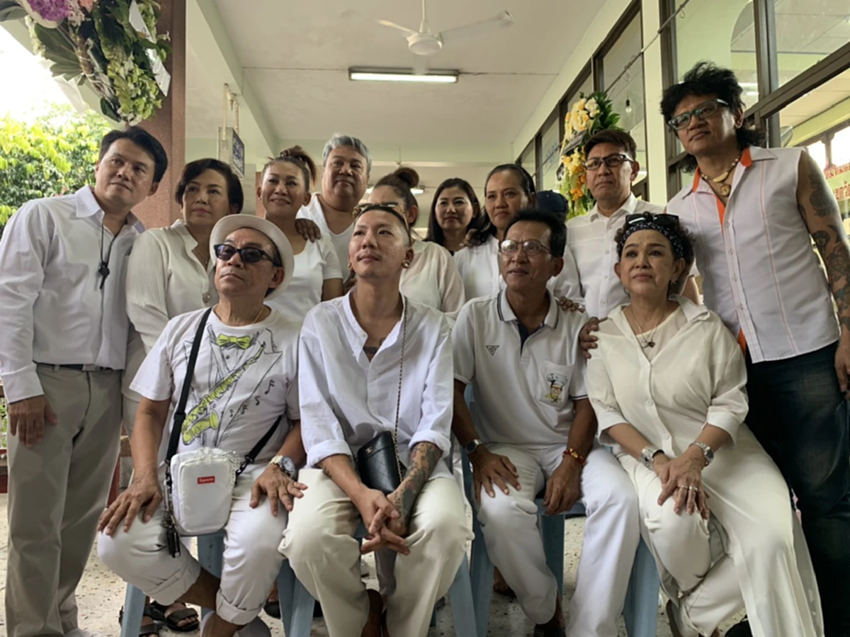 วงการตลก ร่วมใส่เสื้อสีชมพู ไว้อาลัย "พ่อดม ชวนชื่น" หลังเสียชีวิตด้วยโรคมะเร็งตับ (คลิป)