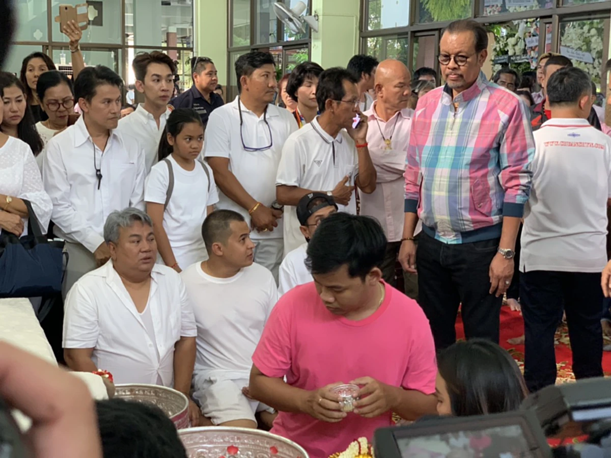 วงการตลก ร่วมใส่เสื้อสีชมพู ไว้อาลัย "พ่อดม ชวนชื่น" หลังเสียชีวิตด้วยโรคมะเร็งตับ (คลิป)