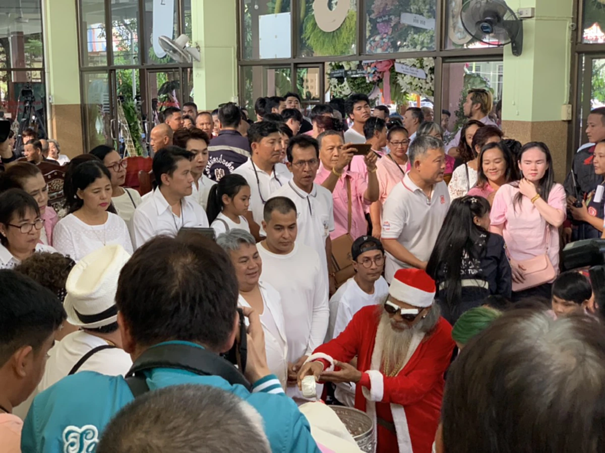 วงการตลก ร่วมใส่เสื้อสีชมพู ไว้อาลัย "พ่อดม ชวนชื่น" หลังเสียชีวิตด้วยโรคมะเร็งตับ (คลิป)