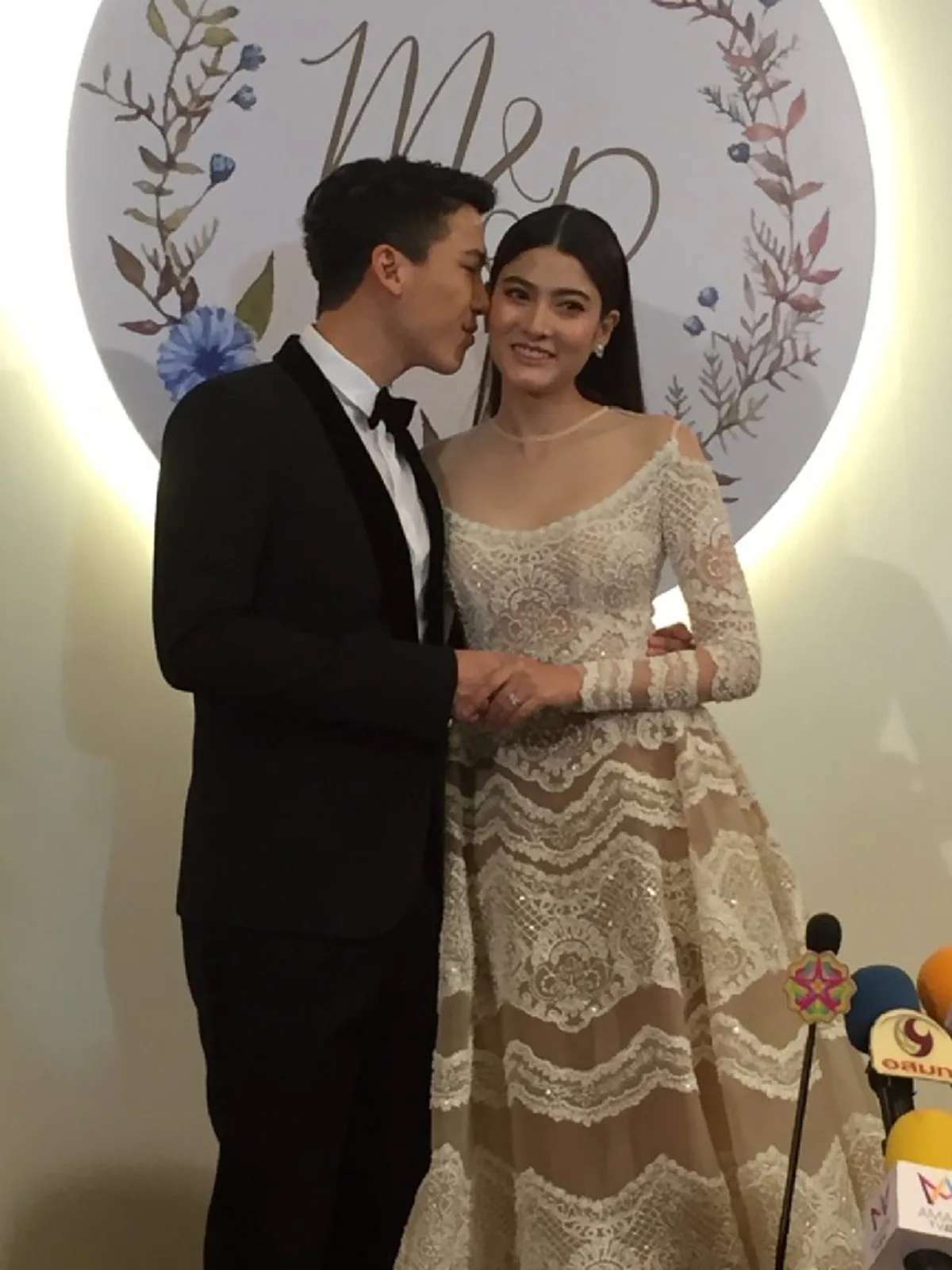 ชุดแรกของวันสำคัญ!! เปิดภาพชุดแต่งงาน "มาร์กี้ ราศรี - ป๊อก ภัสสรกรณ์" แค่ชุดแรกก็ทำเอาตื่นเต้นกันยกใหญ่ สวยเรียบหรูดูแพงมาก!?!(ชมภาพ)