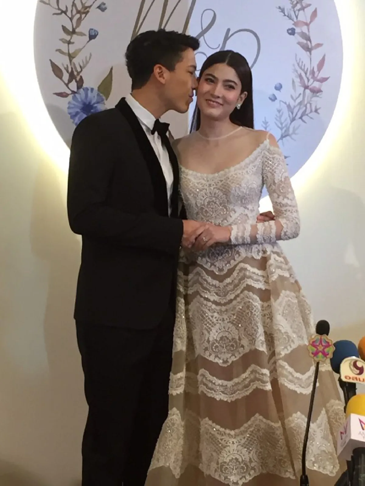 ชุดแรกของวันสำคัญ!! เปิดภาพชุดแต่งงาน "มาร์กี้ ราศรี - ป๊อก ภัสสรกรณ์" แค่ชุดแรกก็ทำเอาตื่นเต้นกันยกใหญ่ สวยเรียบหรูดูแพงมาก!?!(ชมภาพ)