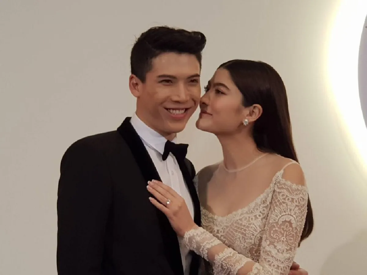 ชุดแรกของวันสำคัญ!! เปิดภาพชุดแต่งงาน "มาร์กี้ ราศรี - ป๊อก ภัสสรกรณ์" แค่ชุดแรกก็ทำเอาตื่นเต้นกันยกใหญ่ สวยเรียบหรูดูแพงมาก!?!(ชมภาพ)