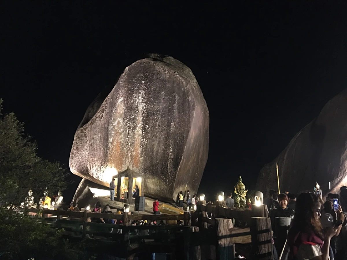 พลังศรัทธาพุทธศาสนิกชน ขึ้นไปกราบไหว้ขอพรรอยพระพุทธบาทพลวง บนยอดเขาคิชฌกูฏก่อนวันมาฆบูชา