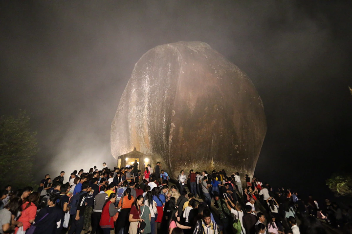 พลังศรัทธาพุทธศาสนิกชน ขึ้นไปกราบไหว้ขอพรรอยพระพุทธบาทพลวง บนยอดเขาคิชฌกูฏก่อนวันมาฆบูชา