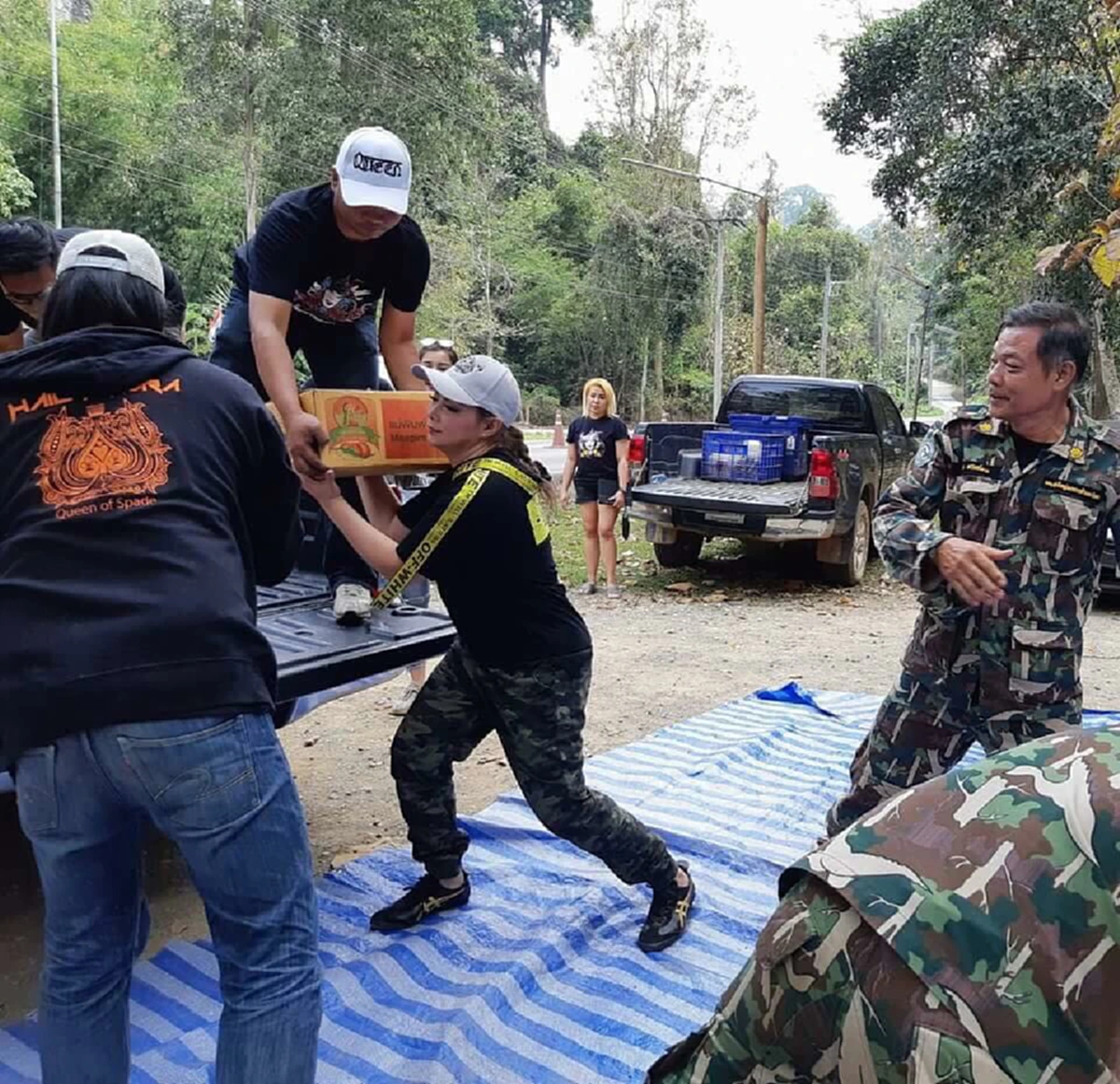 #ได้ใจคนทั้งประเทศ!! ทีมอาสานำ "ดาราดัง" จัดช่วยเหลือ "หน.วิเชียร" ดูแลชุดใหญ่ ทั้งแบกทั้งยก ทำยิ้มกรามฉีก หลังสู้คนเดียวมานาน !!