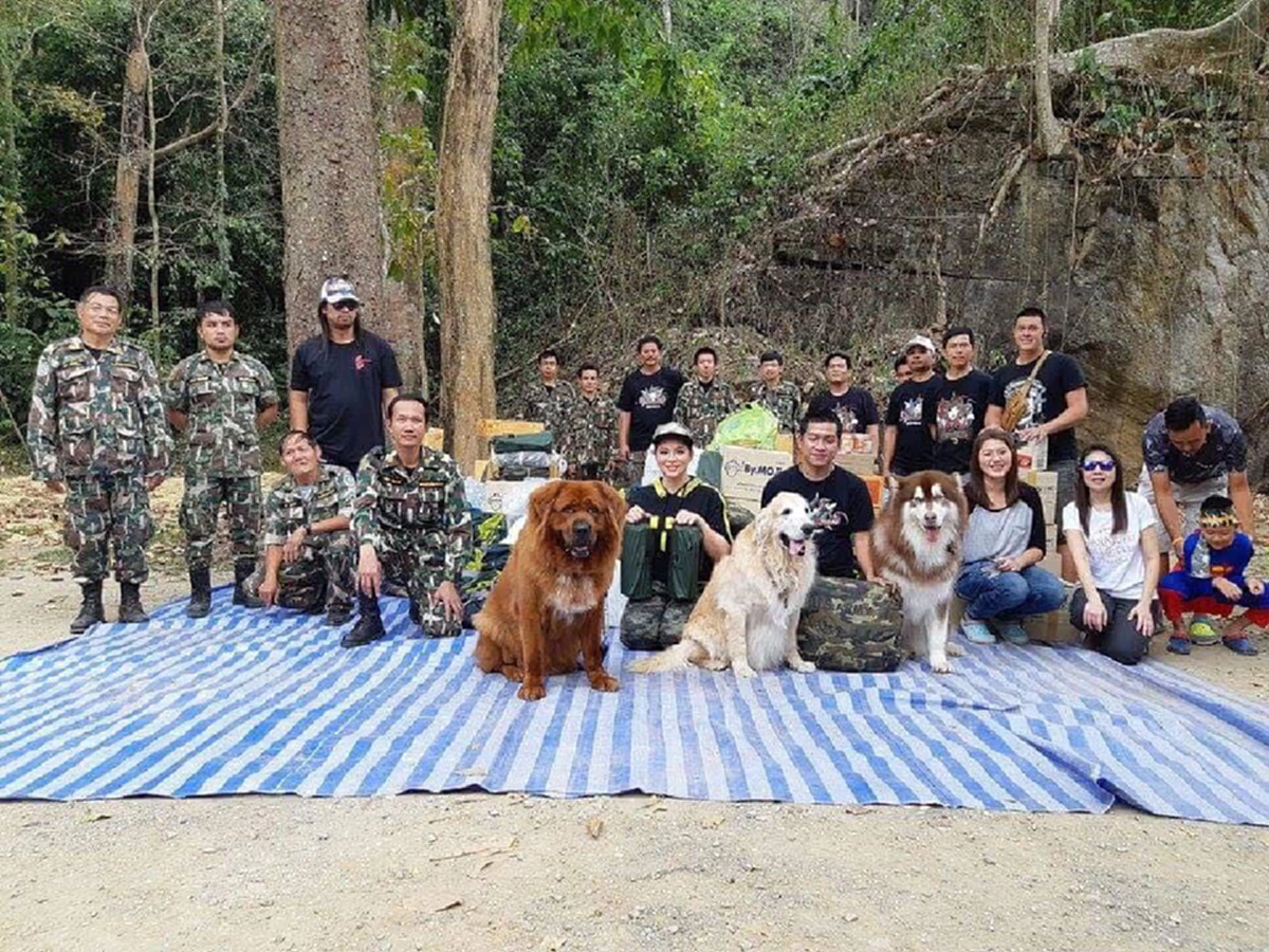 #ได้ใจคนทั้งประเทศ!! ทีมอาสานำ "ดาราดัง" จัดช่วยเหลือ "หน.วิเชียร" ดูแลชุดใหญ่ ทั้งแบกทั้งยก ทำยิ้มกรามฉีก หลังสู้คนเดียวมานาน !!