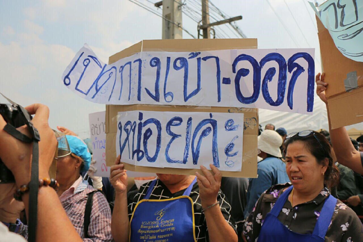 ไม่เว้นแต่ละวัน!!! "แม่ค้าโรงอาหารธรรมกาย" ประท้วงขอเข้าพื้นที่เพื่อไป "ขายของ" (มีภาพ)