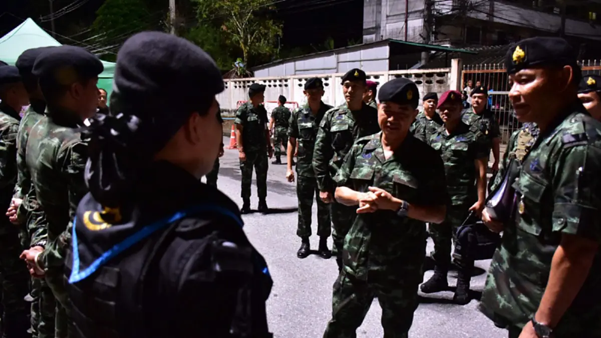 บิ๊กเจี๊ยบ ผบ.ทบ.รบพิเศษ ดอดเงียบ ลงใต้ ดูพื้นที่เกิดเหตุระเบิด -นายกฯฝากให้กำลังใจจนท.-ค้างคืนเยี่ยมลูกน้องตามฐาน จุดตรวจ