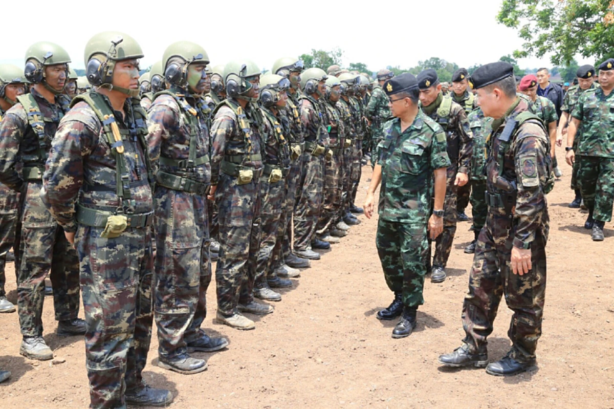 เอาล่ะสิ!!!"บิ๊กเจี๊ยบ" สั่ง ทหาร พร้อมรองรับสถานการณ์ ภายในประเทศและ พร้อมรับภัยคุกคามจากนอกประเทศ เปรย. อะไรก็เกิดขึ้นได้