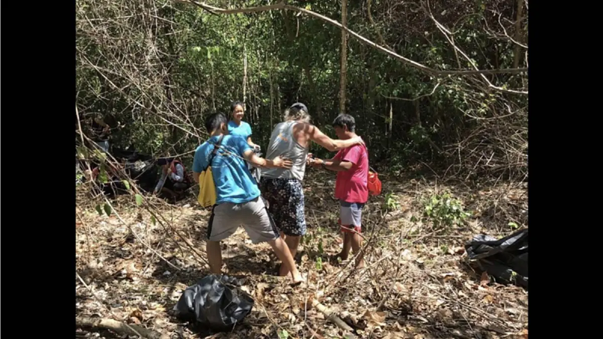 โซเชียลแห่ชื่นชม!! ชายต่างชาตินั่งเรือเก็บขยะทั่วอ่าวพังงา ก่อนตายต้องได้ 10000 ถุง  คนไทยเห็นแล้วอย่าอยู่เฉย
