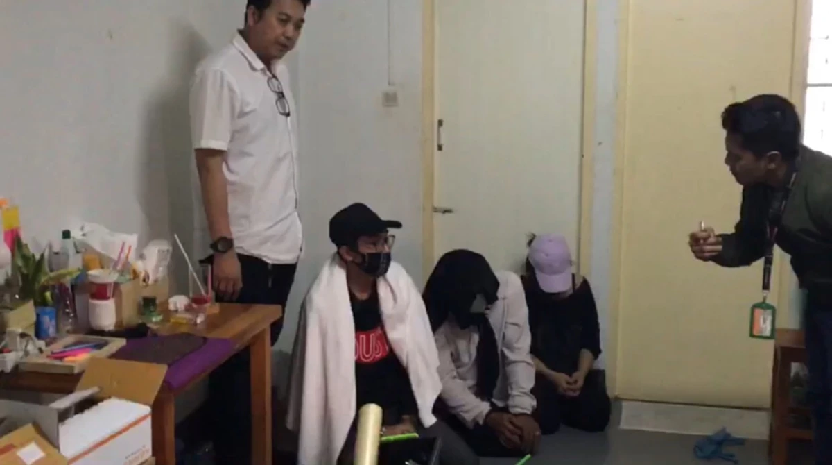 รวบพ่อค้ายาไอซ์ สั่งซื้อผ่านไลน์ บรรจุตลับครีมทาผิว พร้อมอุปกรณ์การเสพ