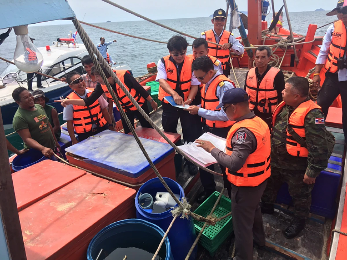 ทช.ลุยทะเล "ชุมพร" ตรวจทำประมงผิดกฎหมาย เผยจับแล้ว 129 คดี ได้ผู้ต้องหา 130 คน หวังไทยหลุดใบเหลืองอียู!!!