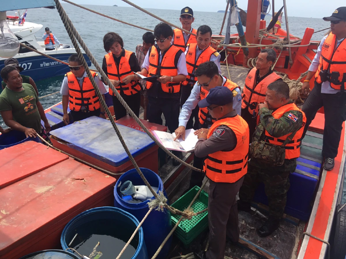 ทช.ลุยทะเล "ชุมพร" ตรวจทำประมงผิดกฎหมาย เผยจับแล้ว 129 คดี ได้ผู้ต้องหา 130 คน หวังไทยหลุดใบเหลืองอียู!!!