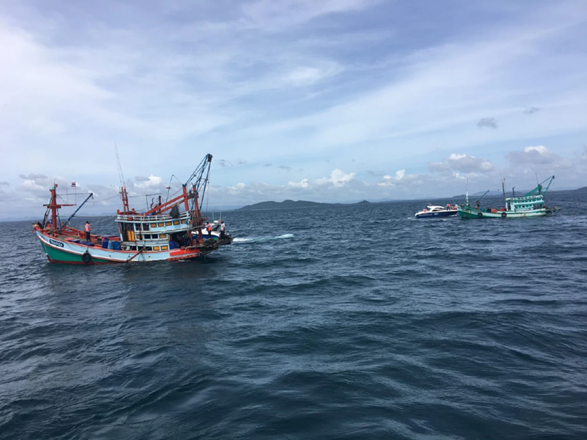 ทช.ลุยทะเล "ชุมพร" ตรวจทำประมงผิดกฎหมาย เผยจับแล้ว 129 คดี ได้ผู้ต้องหา 130 คน หวังไทยหลุดใบเหลืองอียู!!!