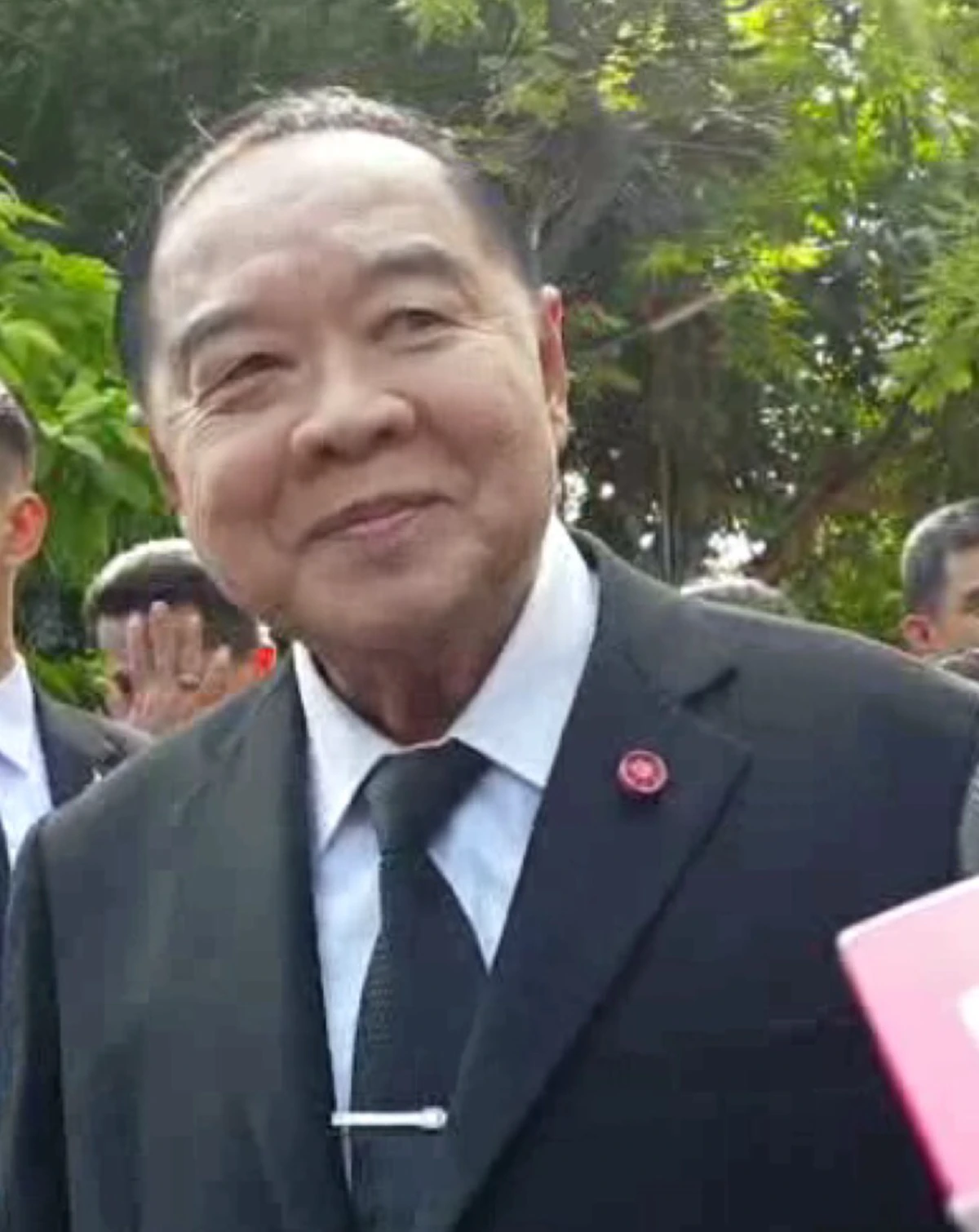 บิ๊กทหาร ใจชื้น !! เห็น"ลุงป้อม" ยิ้ม  เดินคล่องขึ้น  อนุโมทนา ผลบุญกุศลครั้งใหญ่!!...