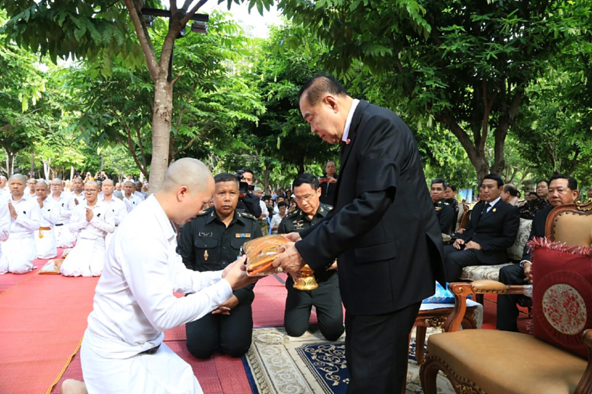 บิ๊กทหาร ใจชื้น !! เห็น"ลุงป้อม" ยิ้ม  เดินคล่องขึ้น  อนุโมทนา ผลบุญกุศลครั้งใหญ่!!...